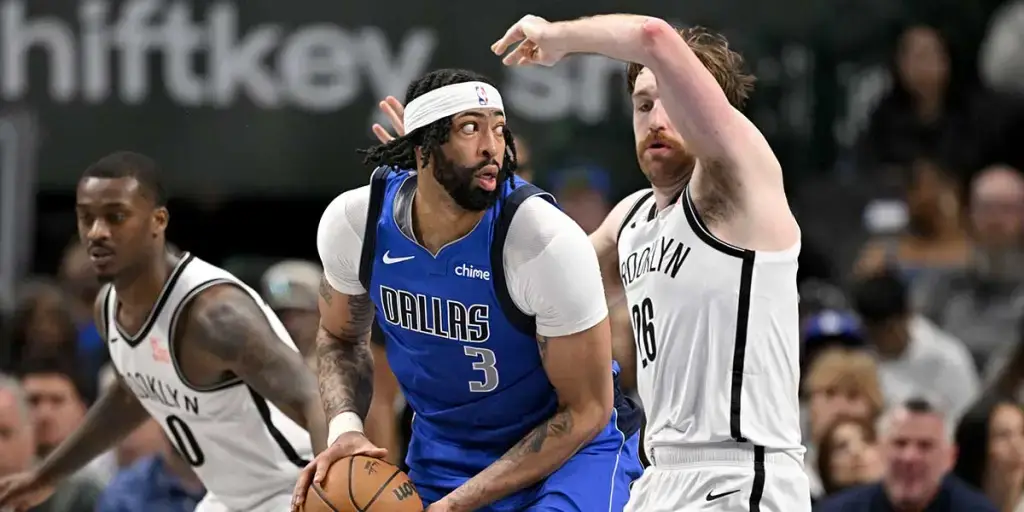 獨行俠Anthony-Davis Jaden Hardy在獨行俠與快艇的比賽中不慎腳踝受傷,情況令人擔憂