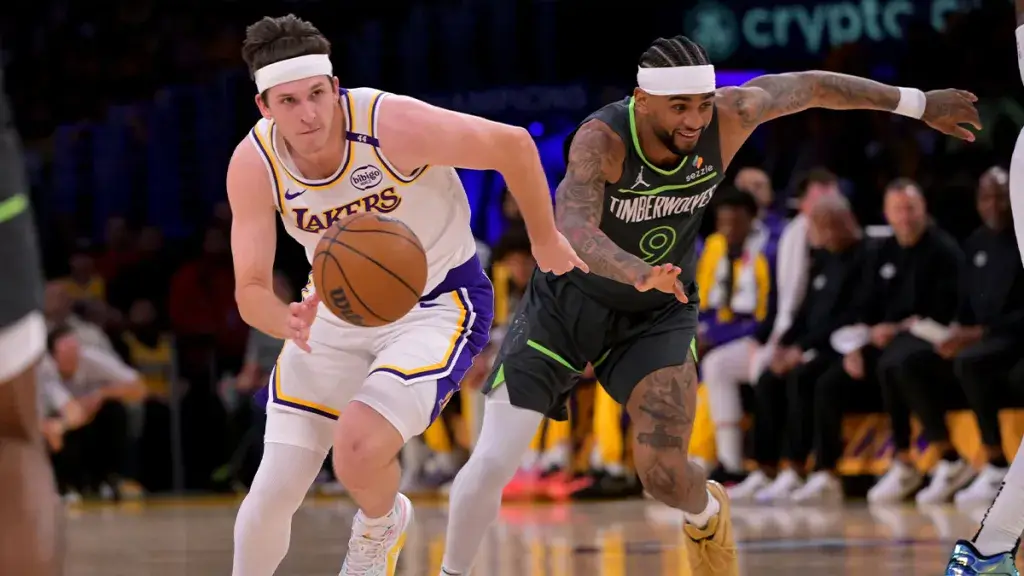Austin-Reaves-dribbles-the-ball-up-court 首戰贏湖人也沒用？灰狼無法晉級的三個關鍵原因！