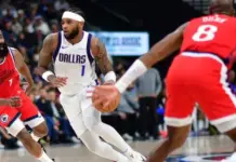 Jaden Hardy在獨行俠與快艇的比賽中不慎腳踝受傷,情況令人擔憂 Jaden Hardy比賽中不慎腳踝受傷